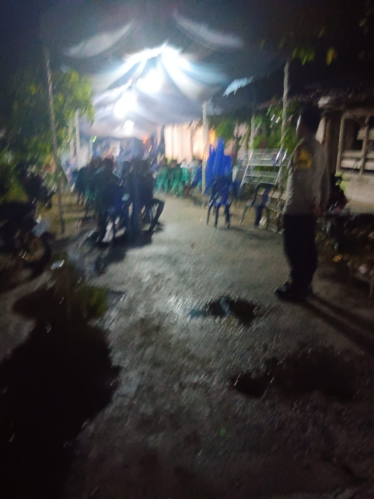 Piket Polsek Sabangau Hadir dalam Kegiatan Hiburan Organ Tunggal Resepsi Pernikahan Warganya