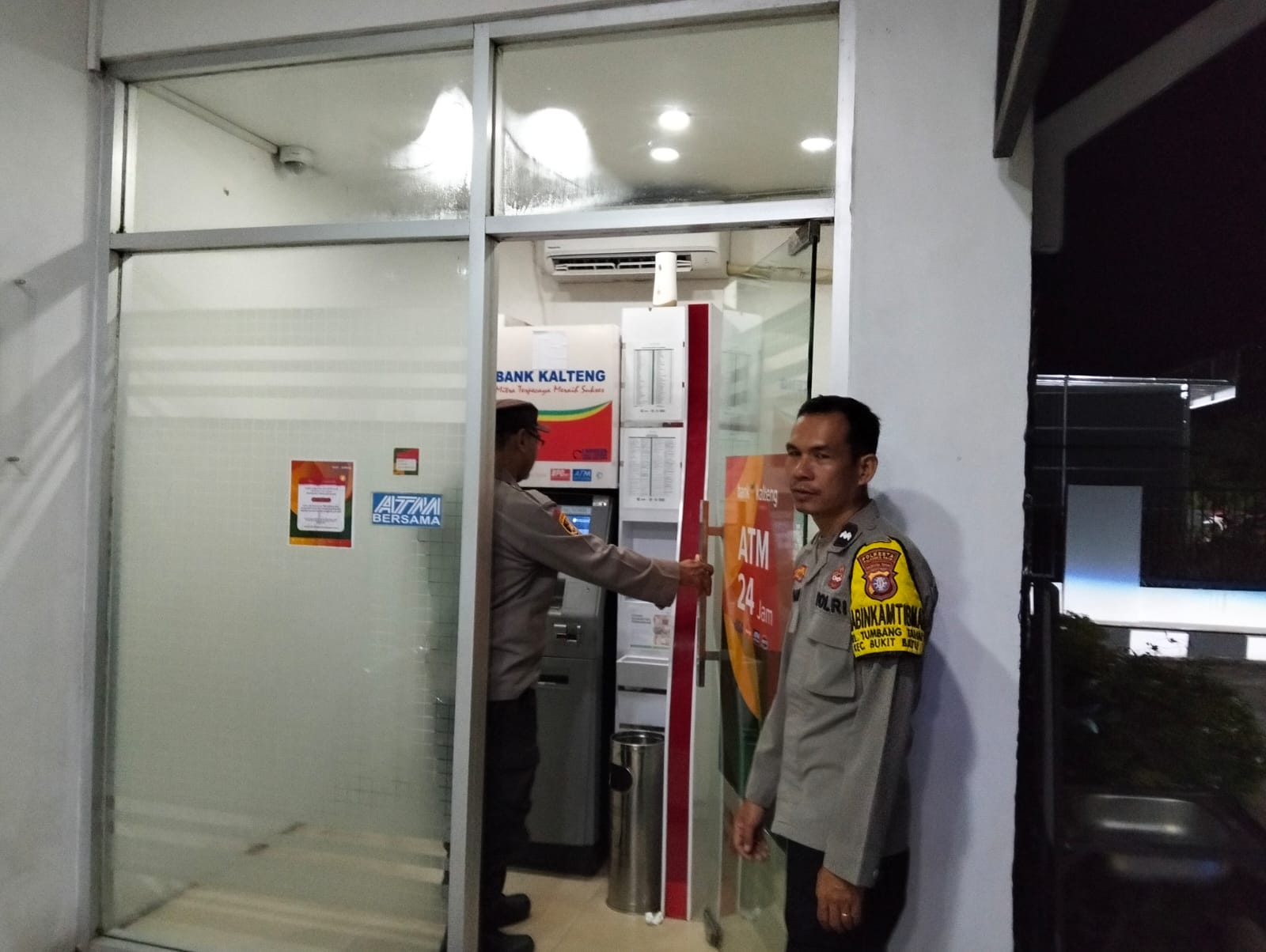 Kunjungi Bank Kalteng Tangkiling, Personel Polsek Bukit Batu Tinjau Keamanan