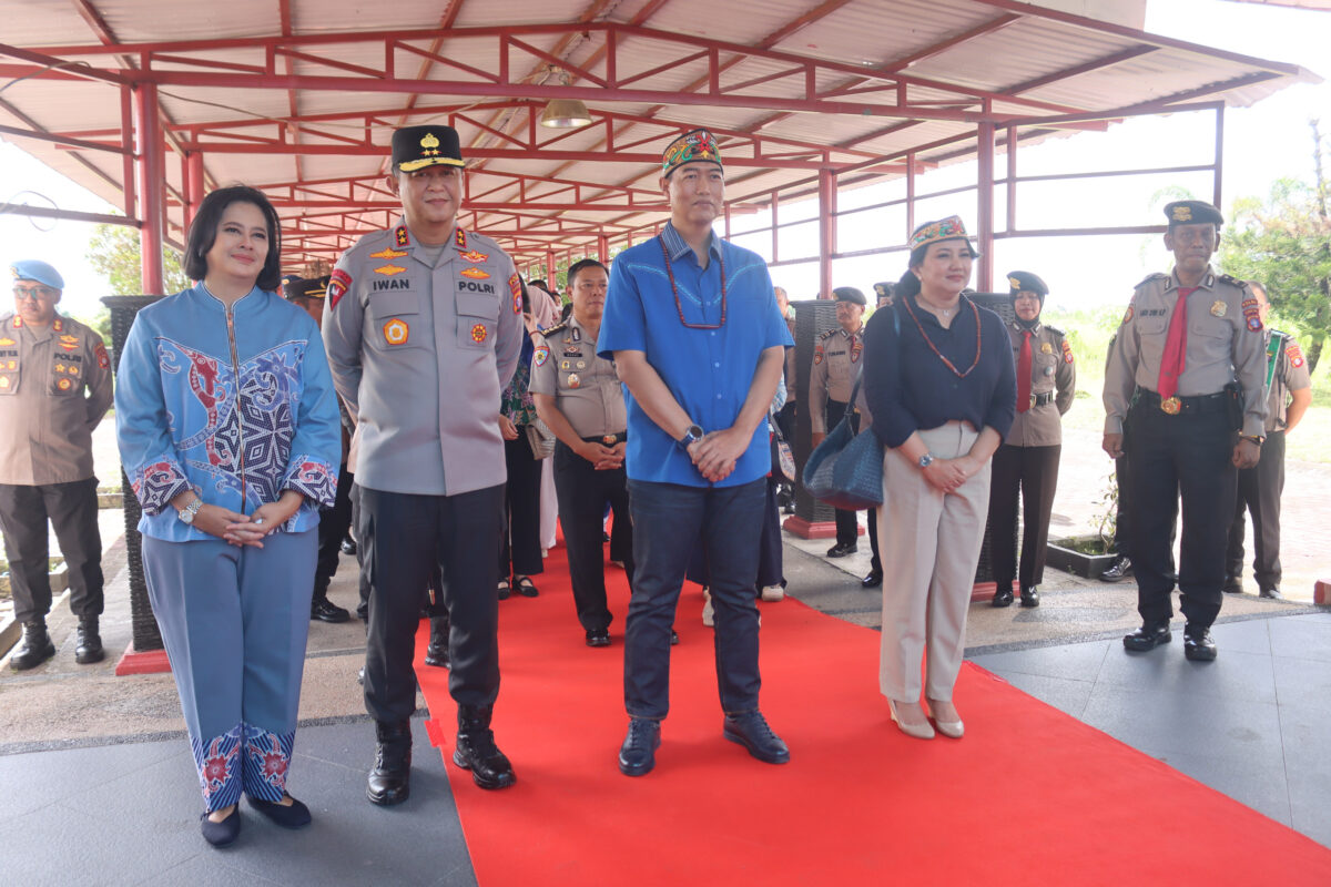 Bersama Pejabat Utama,  Kapolda Kalteng Sambut Kedatangan Wakapolda Baru Brigjen Yosi Muhamartha