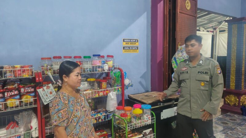 Sasar Warung Sembako, Polsek Rakumpit Bagikan Nomor Layanan 110 ke Warga