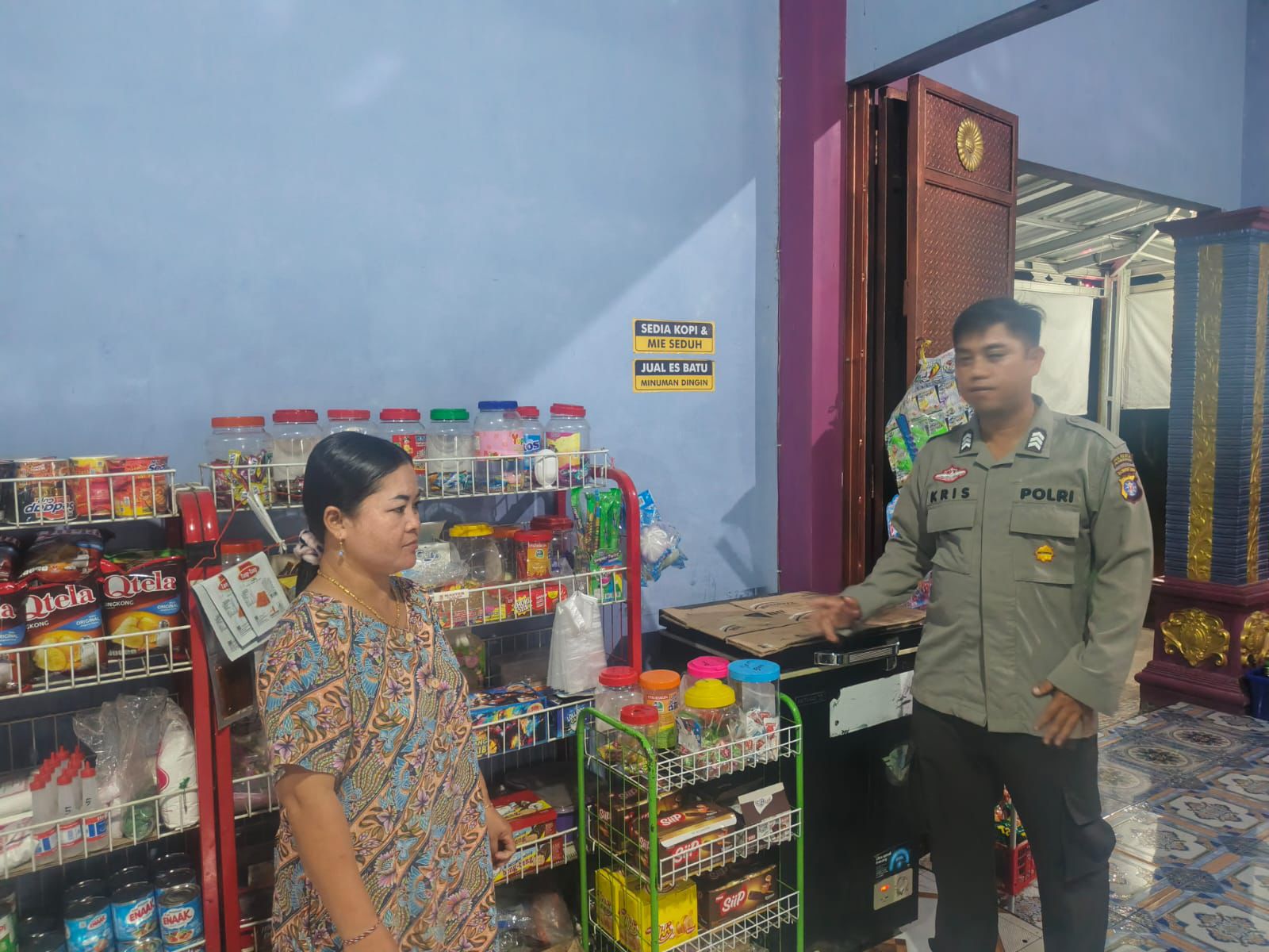 Sasar Warung Sembako, Polsek Rakumpit Bagikan Nomor Layanan 110 ke Warga