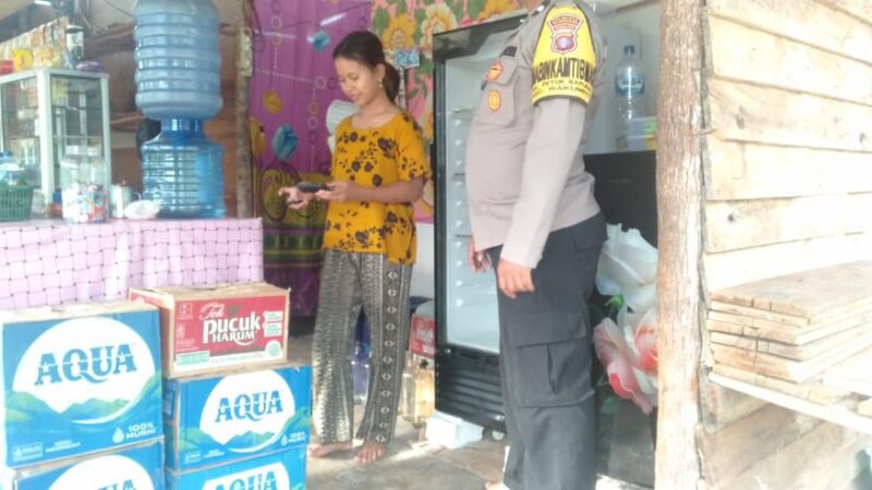 Datangi Pedagang Es Kemasan, Polsek Rakumpit Sampaikan Pesan Kamtibmas