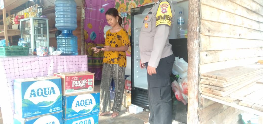 Datangi Pedagang Es Kemasan, Polsek Rakumpit Sampaikan Pesan Kamtibmas