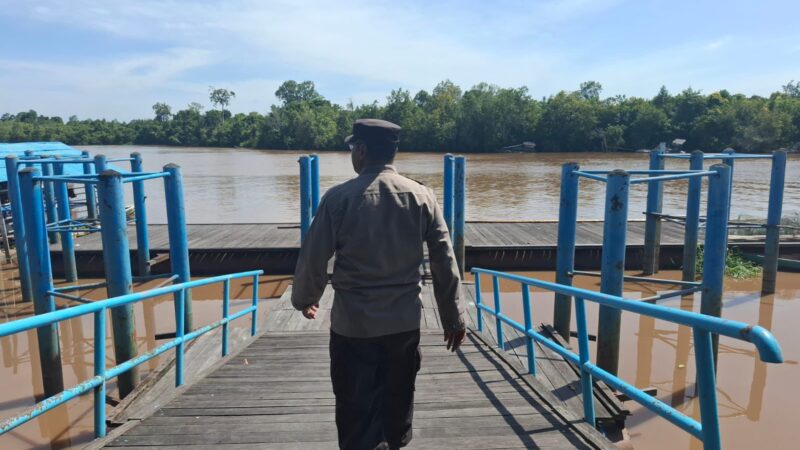 Antisipasi Banjir, Polsek Bukit Batu Pantau Debit Air Sungai Rungan di Tangkiling