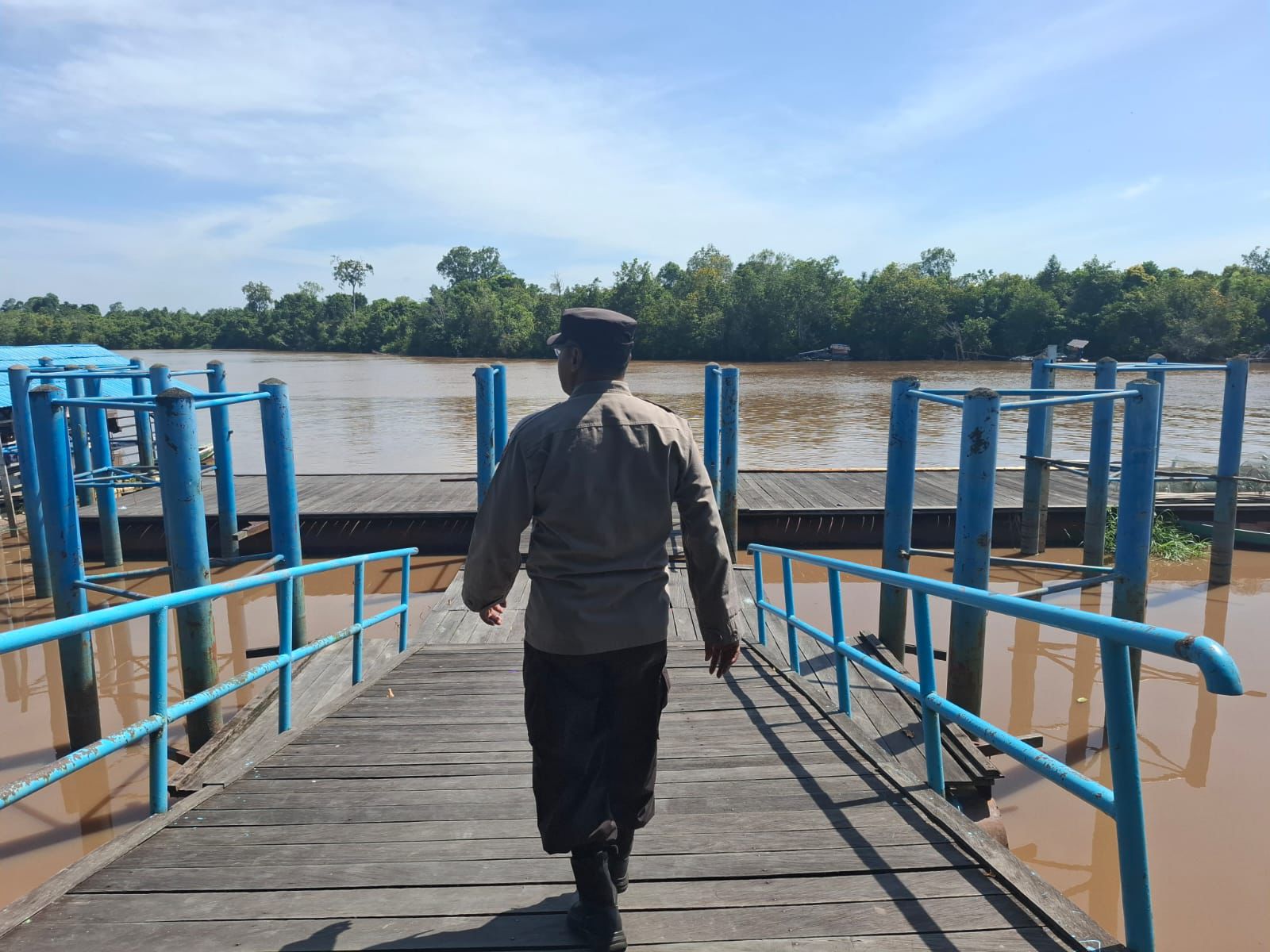 Antisipasi Banjir, Polsek Bukit Batu Pantau Debit Air Sungai Rungan di Tangkiling