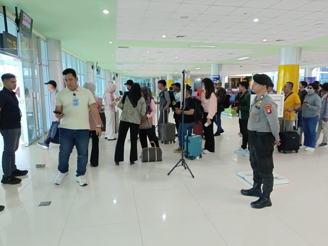 Walaupun Hari Libur, Satpamobvit Polresta Palangka Raya Tetap Semangat Amankan Bandara Tjilik Riwut