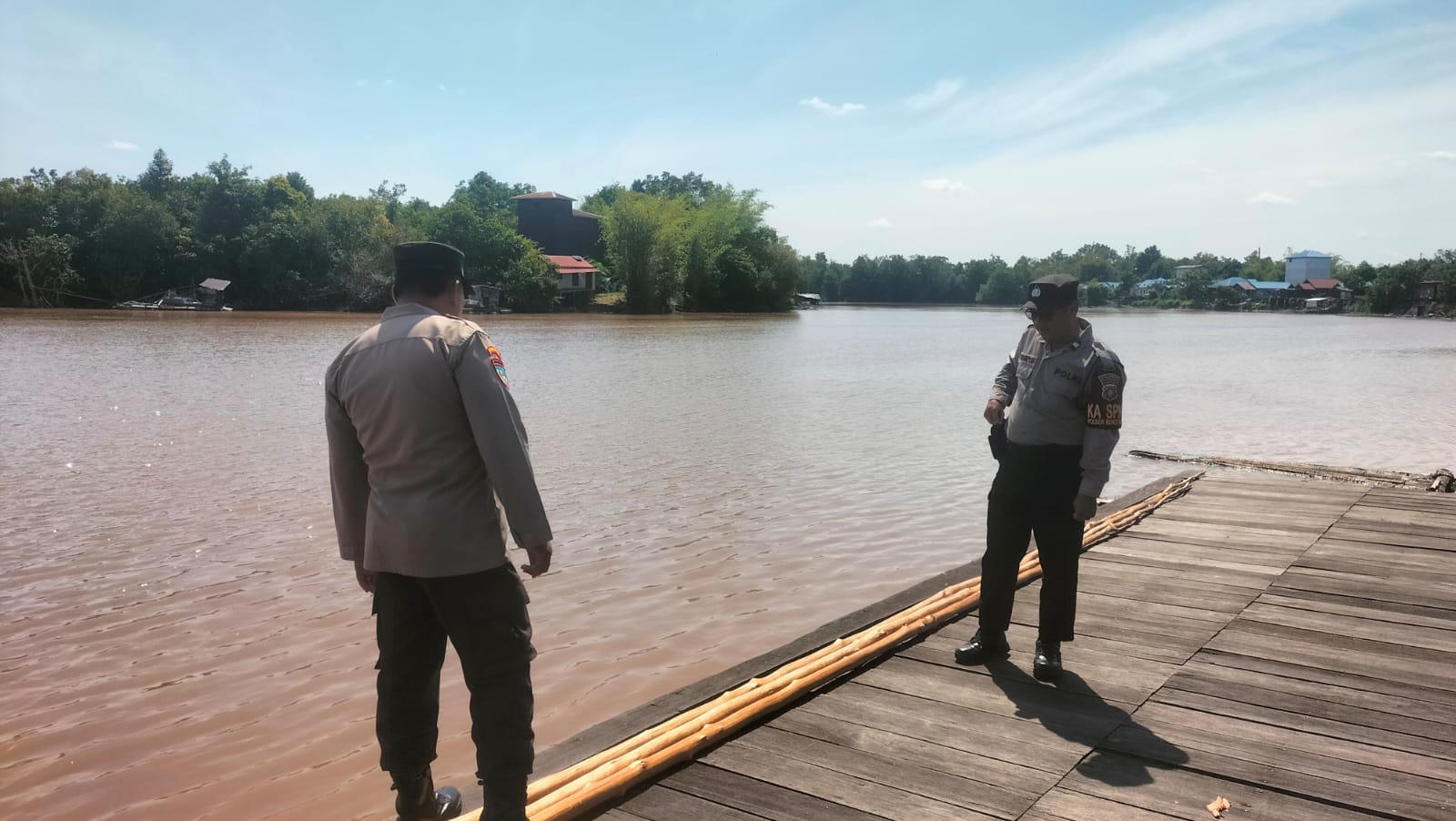 Pantau Debit Air Sungai Rungan, Polsek Bukit Batu Lakukan Monitoring di Kelurahan Tangkiling