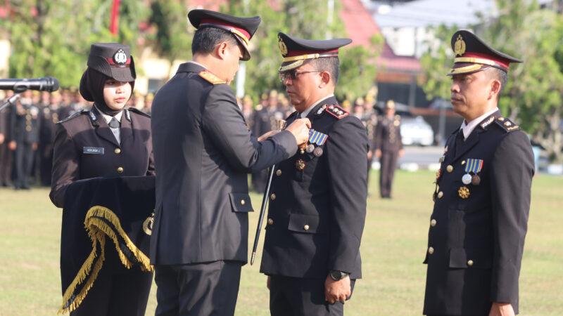 Momentum Peringatan Hari Kesadaran Nasional, Kapolda Kalteng Sematkan Tanda Kehormatan Satya Lencana Pengabdian bagi 852 Personel