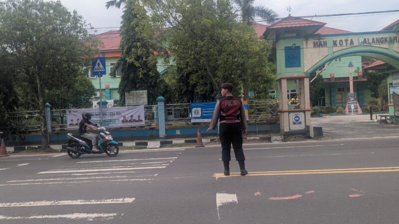 Peduli Keselamatan Pelajar, Satsamapta Polresta Palangka Raya Atur Arus Lalin saat Jam Masuk Sekolah