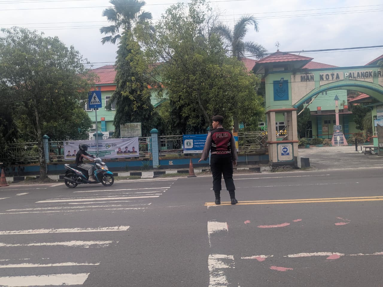 Peduli Keselamatan Pelajar, Satsamapta Polresta Palangka Raya Atur Arus Lalin saat Jam Masuk Sekolah