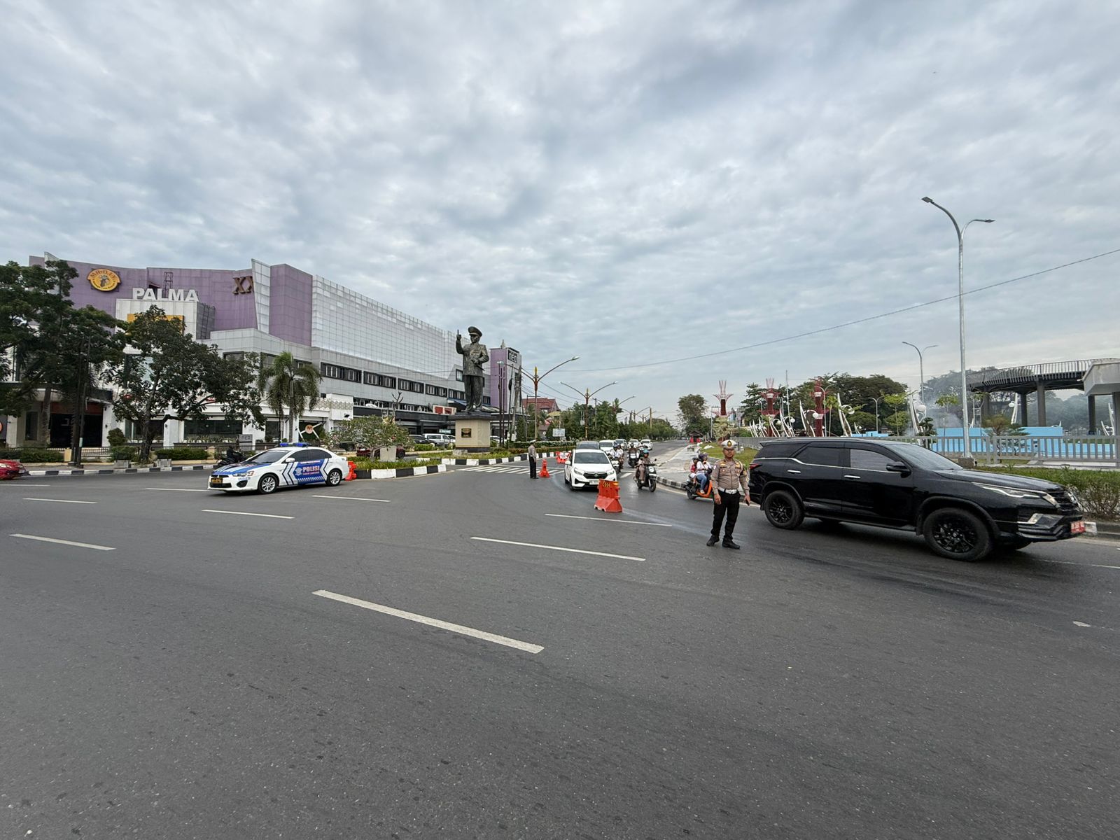 Tumpahan Oli di Jalan Bundaran Besar, Kanit Turjawali Satlantas Polresta Palangka Raya Pimpin Langsung Pengaturan Lalu Lintas