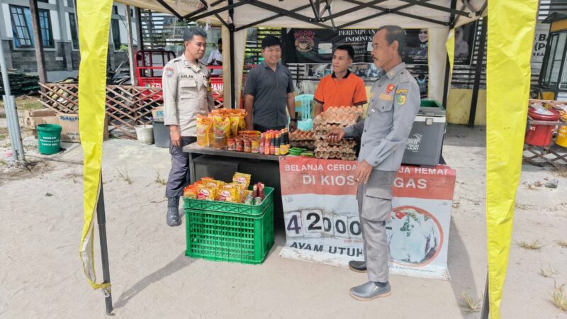Pantau Pangan Murah di Kalampangan, Bhabinkamtibmas Polsek Sabangau Jaga Kamtibmas Tetap Kondusif