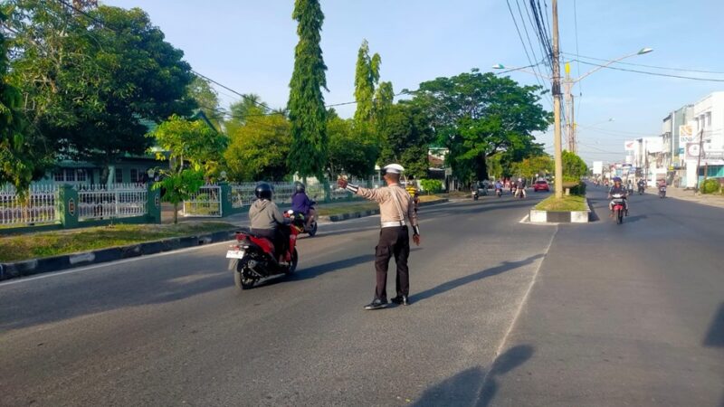 Personel Polsek Pahandut Laksanakan Pengaturan Lalu Lintas Pagi di Jalan A. Yani