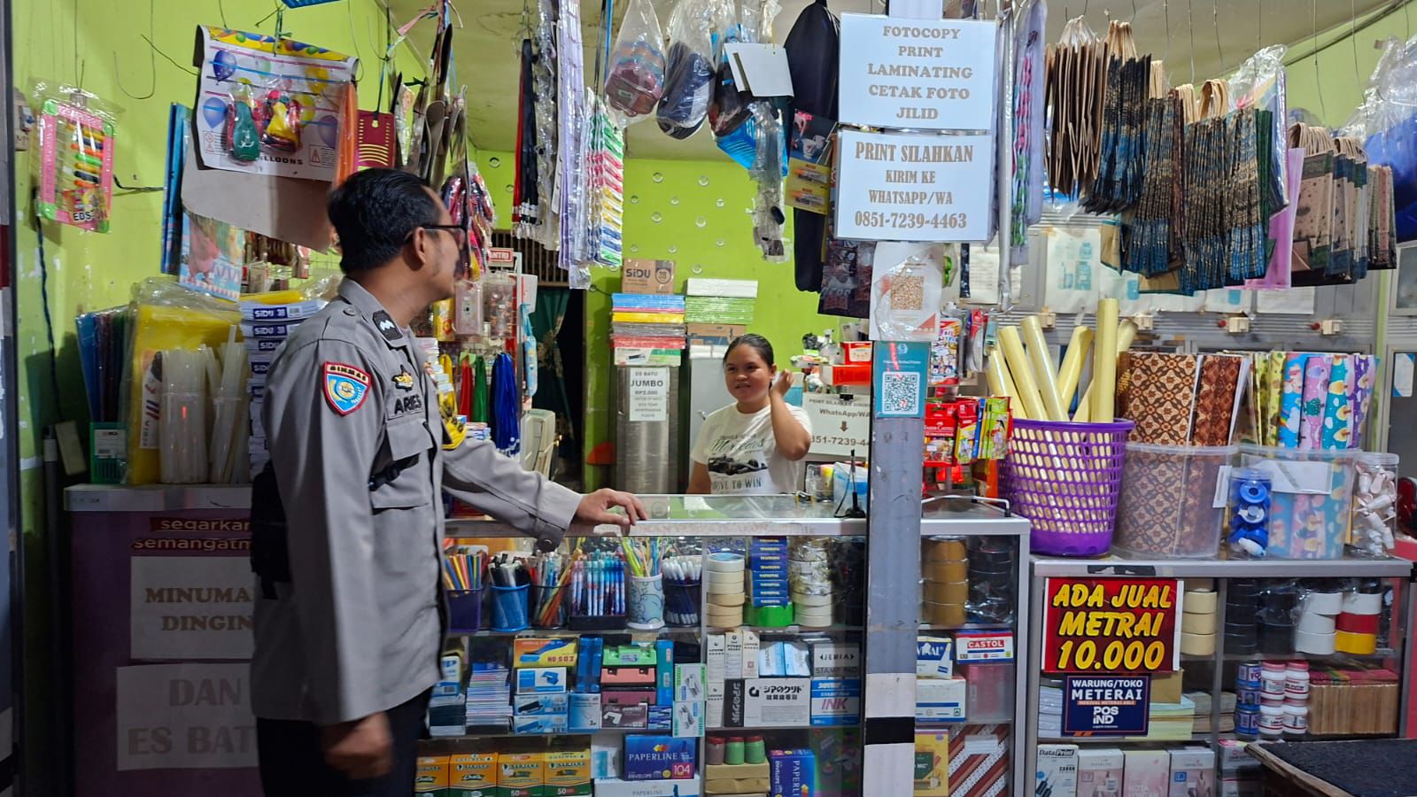 Sambangi Toko ATK, Polsek Bukit Batu Sampaikan Pesan Kamtibmas