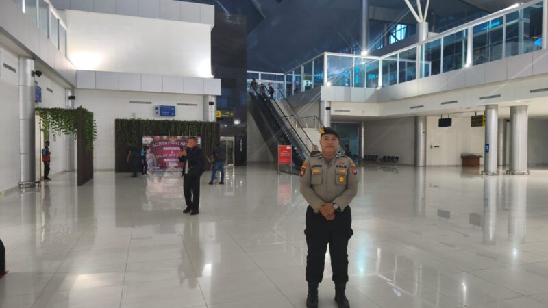 Terus Hadirkan Rasa Aman, Satpamobvit Polresta Palangka Raya Jaga Penumpang Bandara Tjilik Riwut