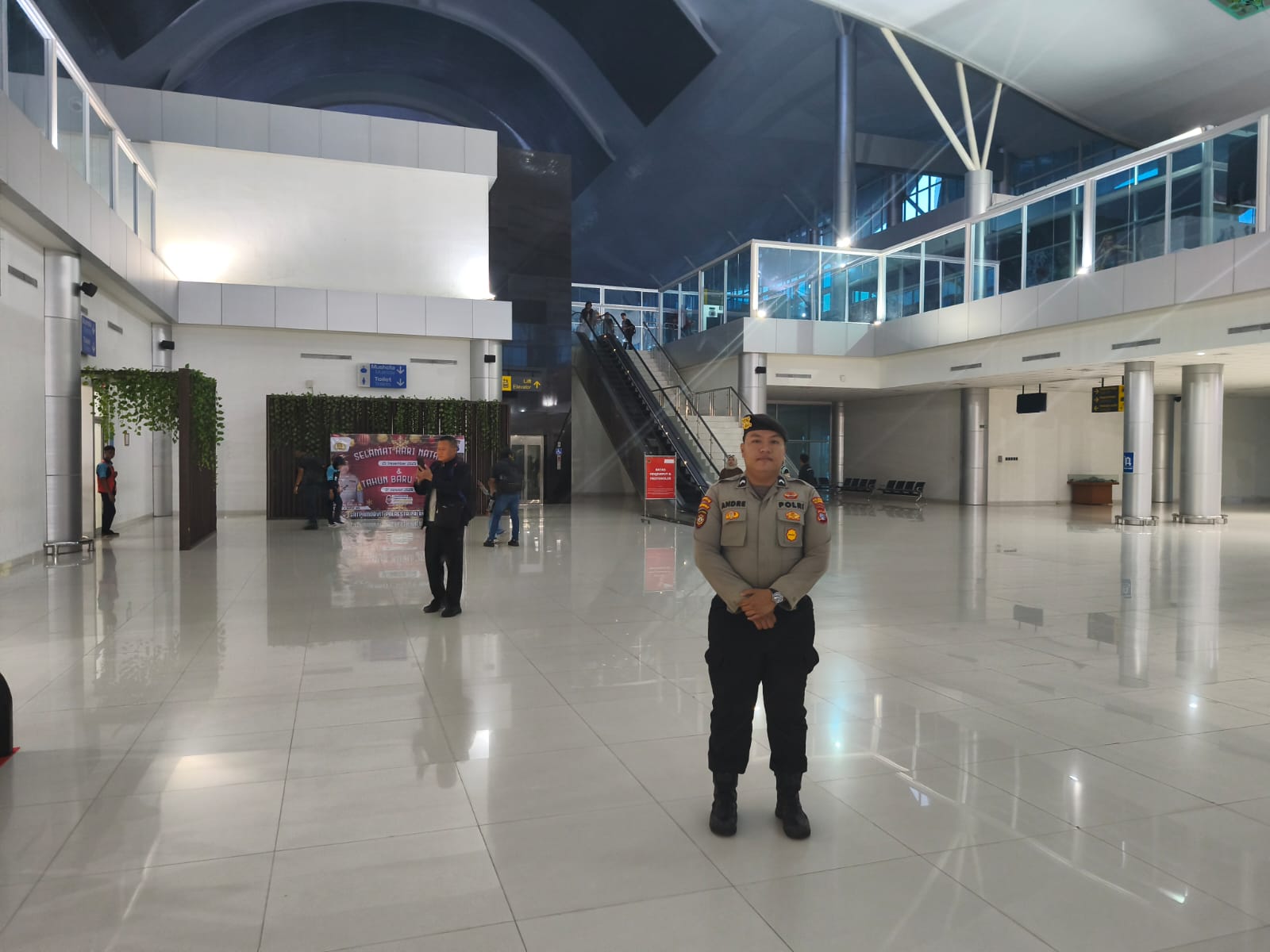 Terus Hadirkan Rasa Aman, Satpamobvit Polresta Palangka Raya Jaga Penumpang Bandara Tjilik Riwut