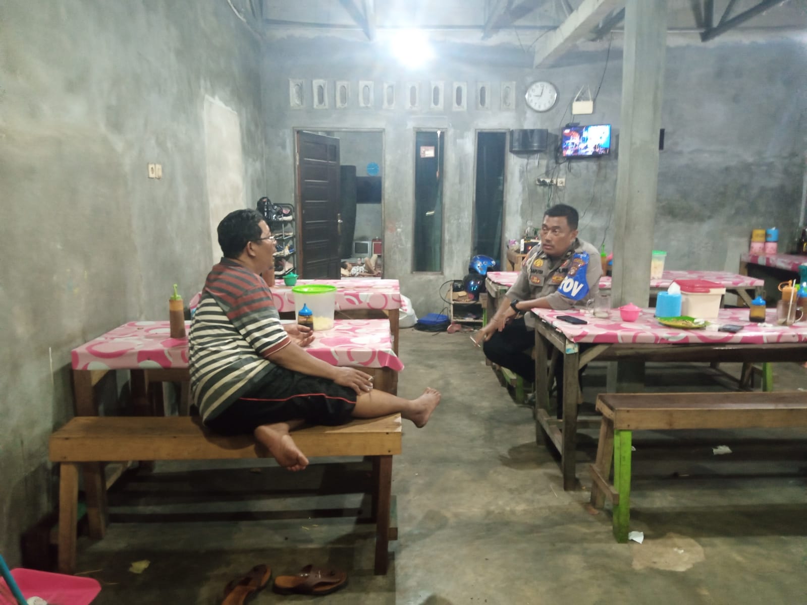 Di Warung Soto, Personel Polsek Sabangau Sampaikan Nomor Layanan 110