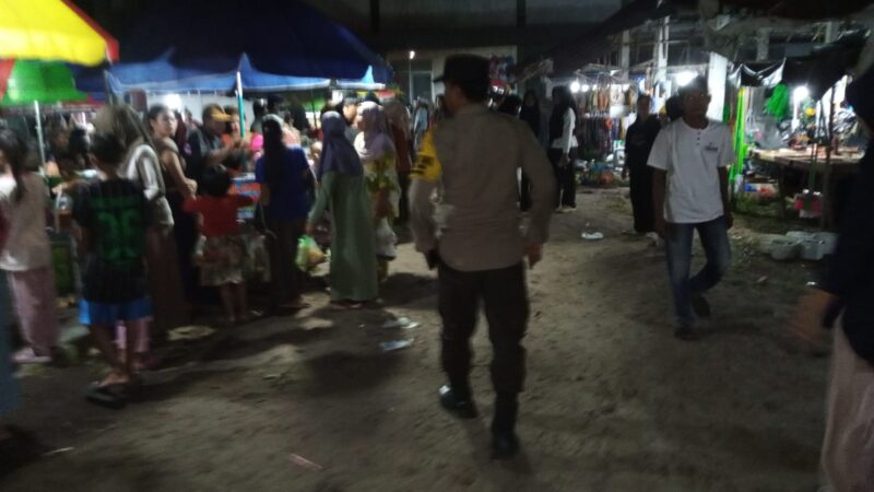 Jaga Kamtibmas Wilkum, Polsek Sabangau Lakukan Patroli di Pasar Malam Kalampangan