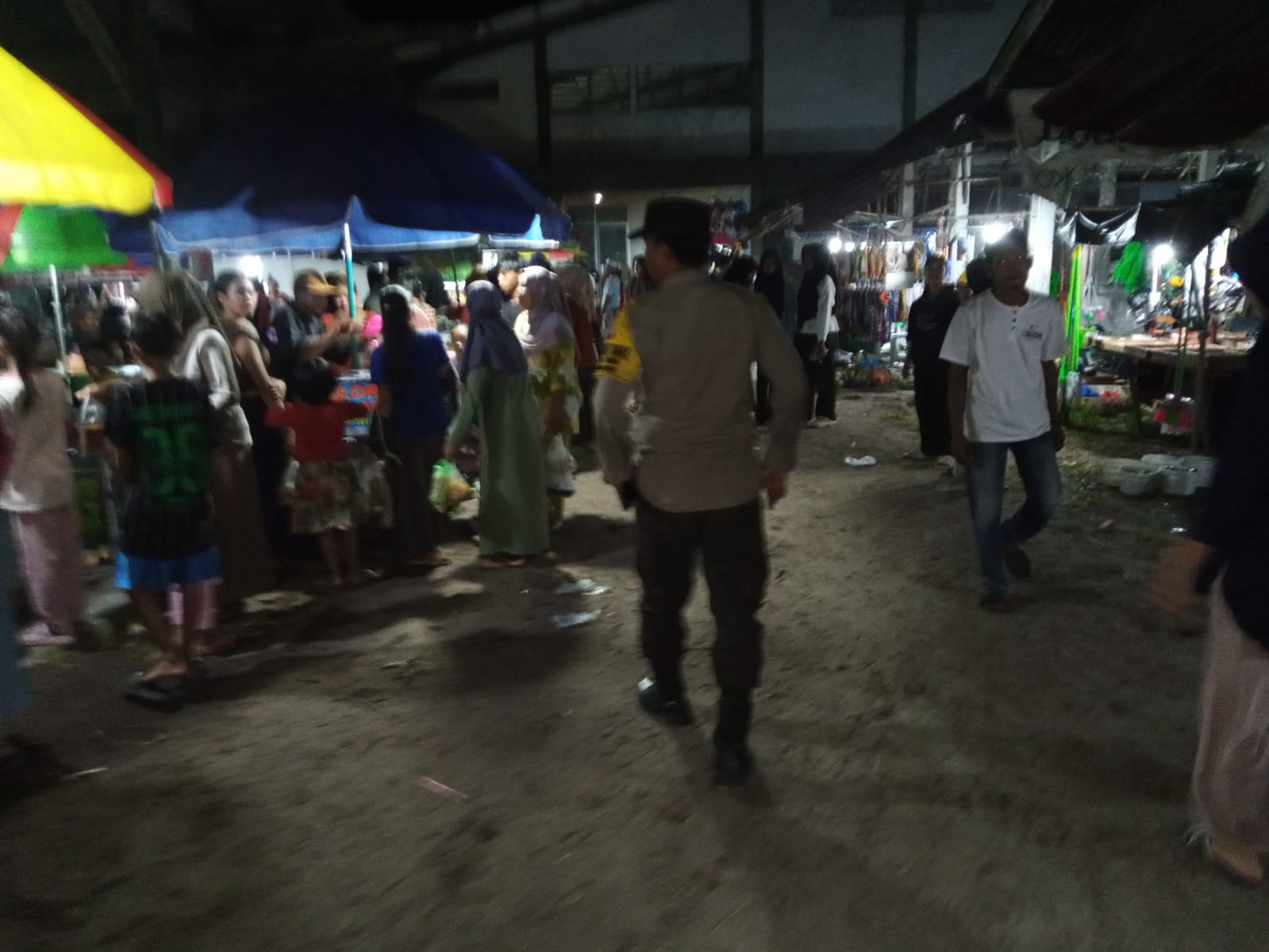 Jaga Kamtibmas Wilkum, Polsek Sabangau Lakukan Patroli di Pasar Malam Kalampangan