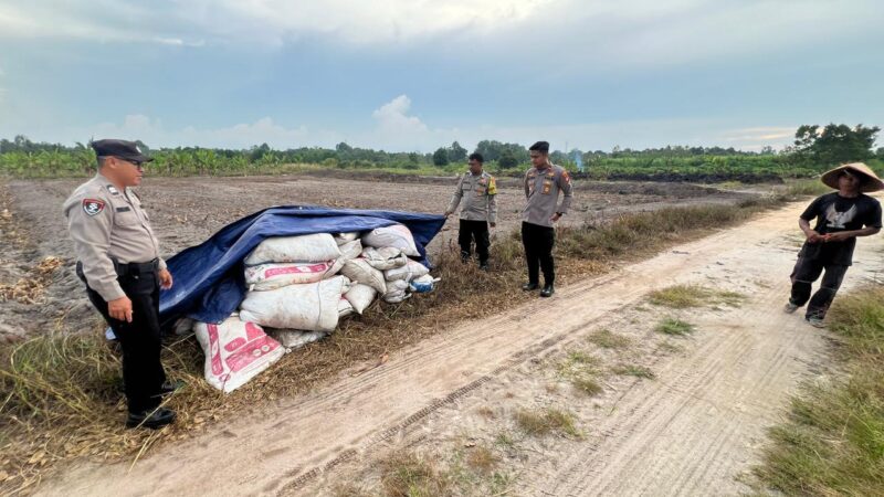 Dampingi Petani, Polsek Bukit Batu Tinjau Lahan Jagung dan Salurkan Bantuan Pupuk