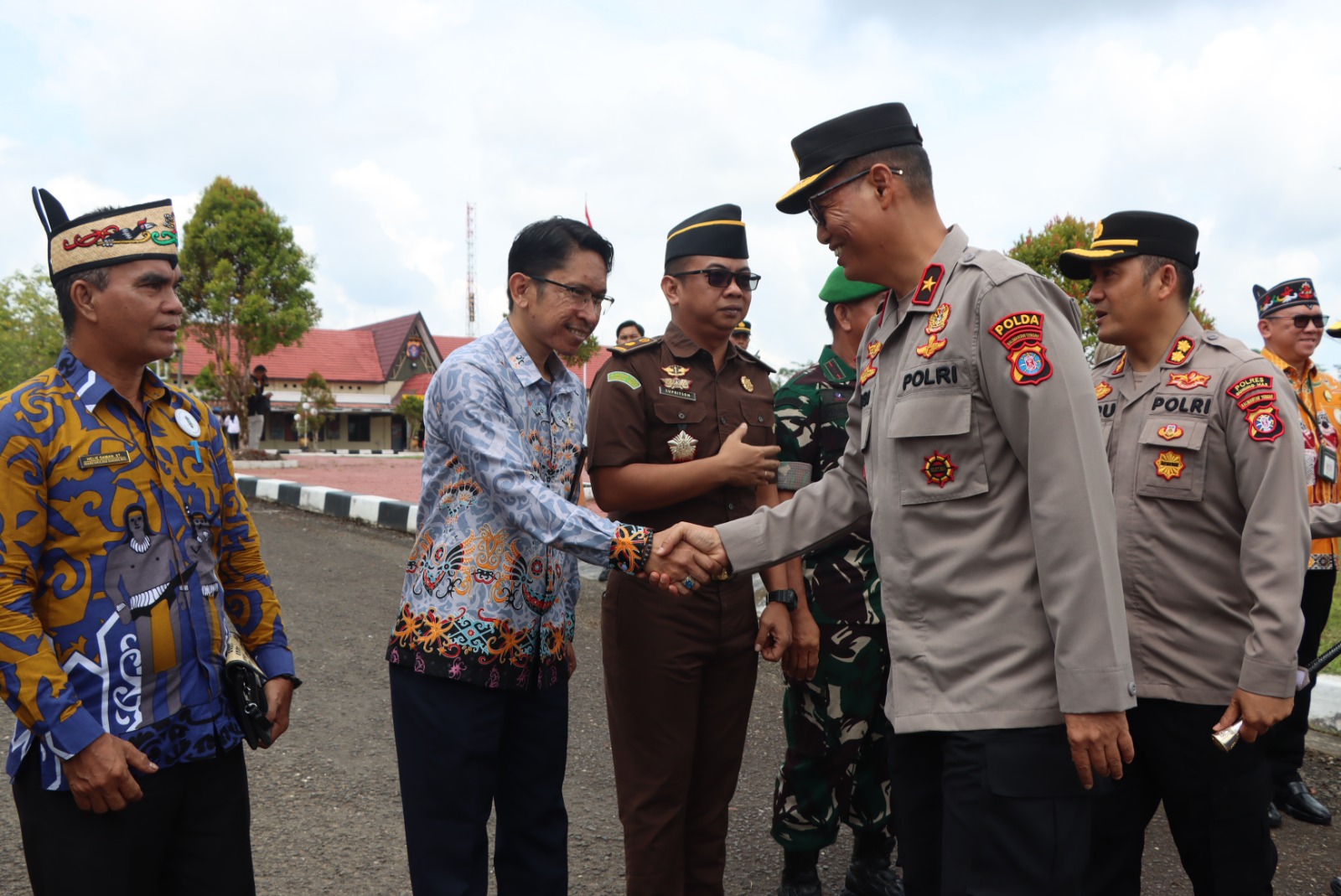 Disela Kunker di Polres Gumas, Wakapolda Kalteng Salurkan Bansos untuk Petani