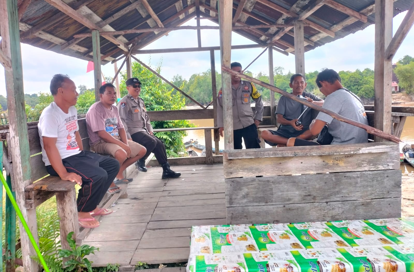 Polsek Bukit Batu Sampaikan Pesan Kamtibmas saat Sambangi Dermaga Pangkalima Jaya