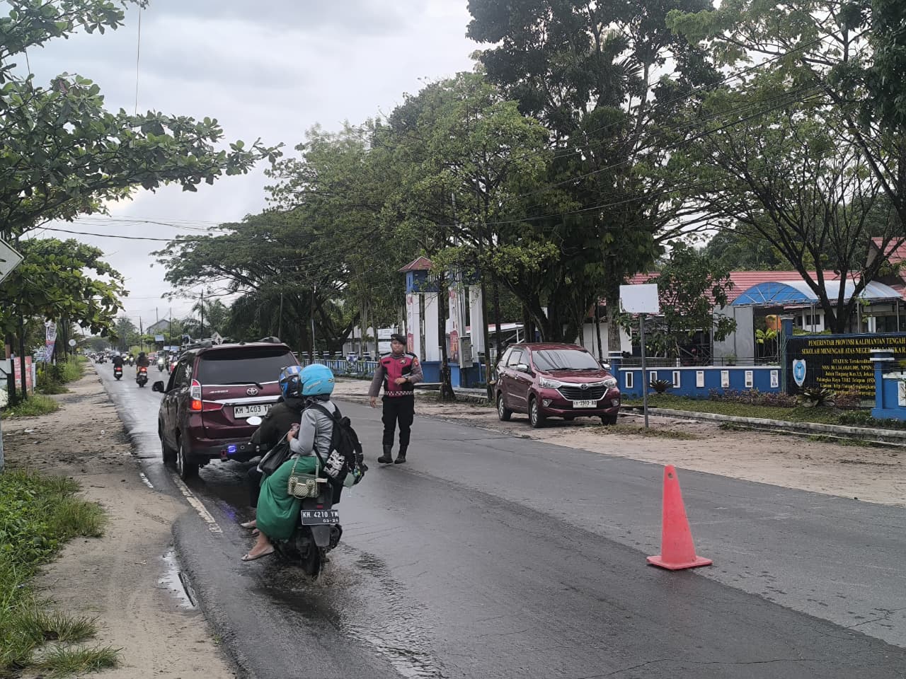 Cegah Kepadatan Jam Sekolah, Patmor Satsamapta Polresta Palangka Raya Lakukan Gatur di SMAN 5
