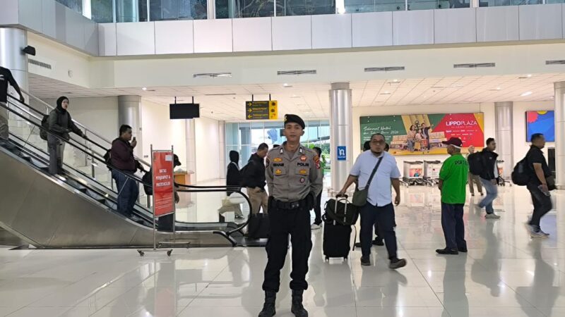 Dengan Seksama, Satpamobvit Polresta Palangka Raya Pantau Aktivitas Bandara Tjilik Riwut