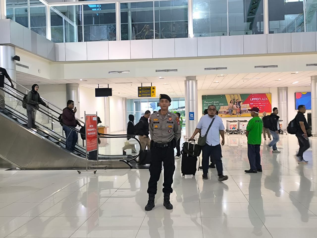 Dengan Seksama, Satpamobvit Polresta Palangka Raya Pantau Aktivitas Bandara Tjilik Riwut