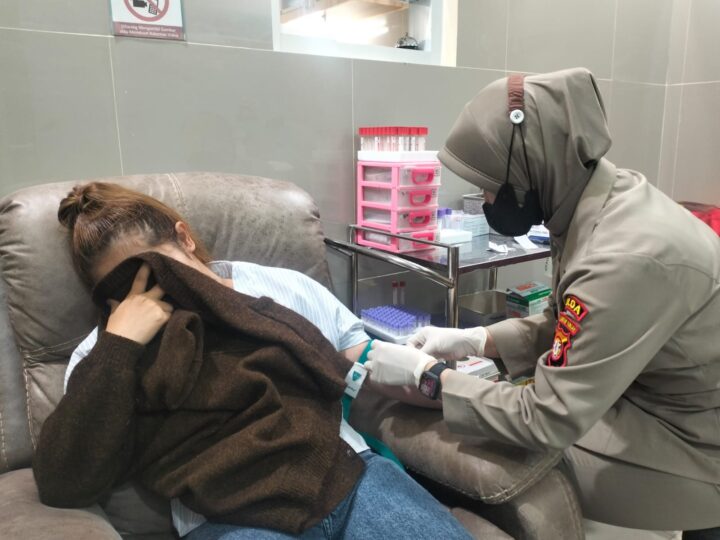 Alami Demam, Personel Sattahti Polresta Palangka Raya Kawal Tahanan Berobat di RS Bhayangkara