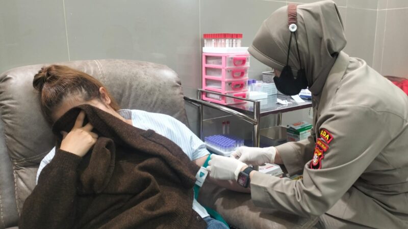 Alami Demam, Personel Sattahti Polresta Palangka Raya Kawal Tahanan Berobat di RS Bhayangkara