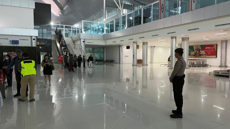 Anggota Satpamobvit Polresta Palangka Raya Terus Jaga Kegiatan di Bandara Tjilik Riwut