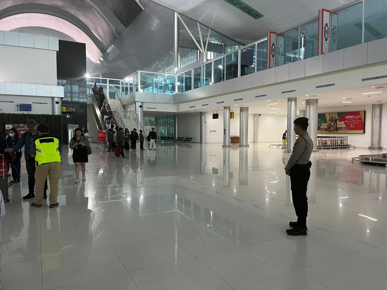 Anggota Satpamobvit Polresta Palangka Raya Terus Jaga Kegiatan di Bandara Tjilik Riwut