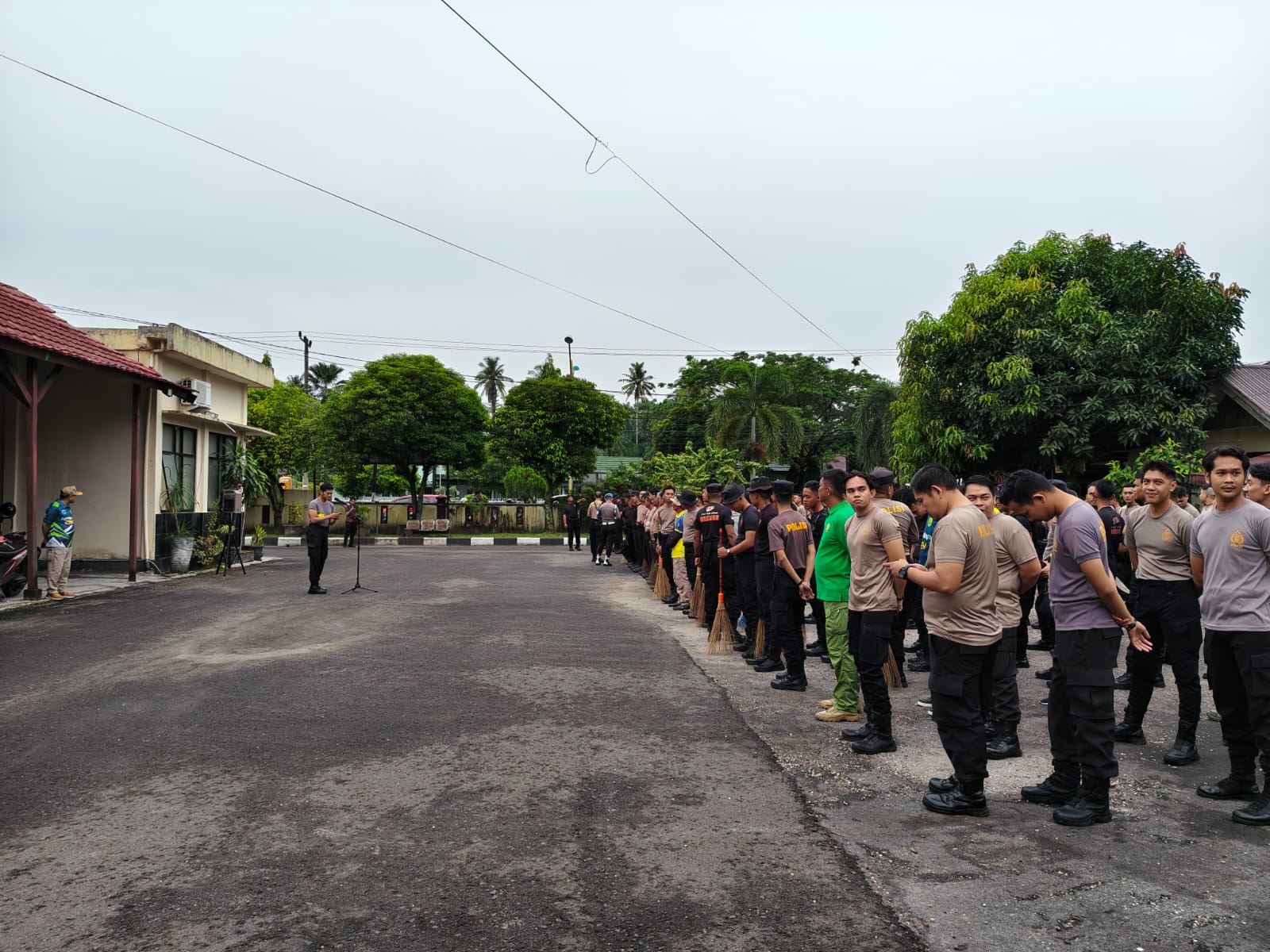 Sebelum Bersihkan Sampah di Pasar Besar, Polresta Palangka Raya Gelar Apel Persiapan di Mapolsek Pahandut