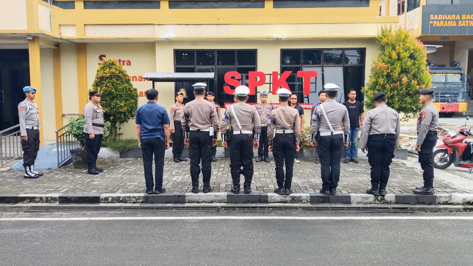 Pastikan Kesiapan Personel, SPKT Polresta Palangka Raya Laksanakan Serah Terima Tugas Jaga