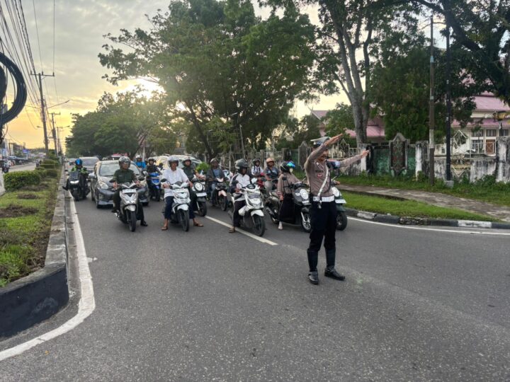 Satlantas Polresta Palangka Raya Hadir di Jam Sibuk, Laksanakan Pengaturan Lalu Lintas Pagi