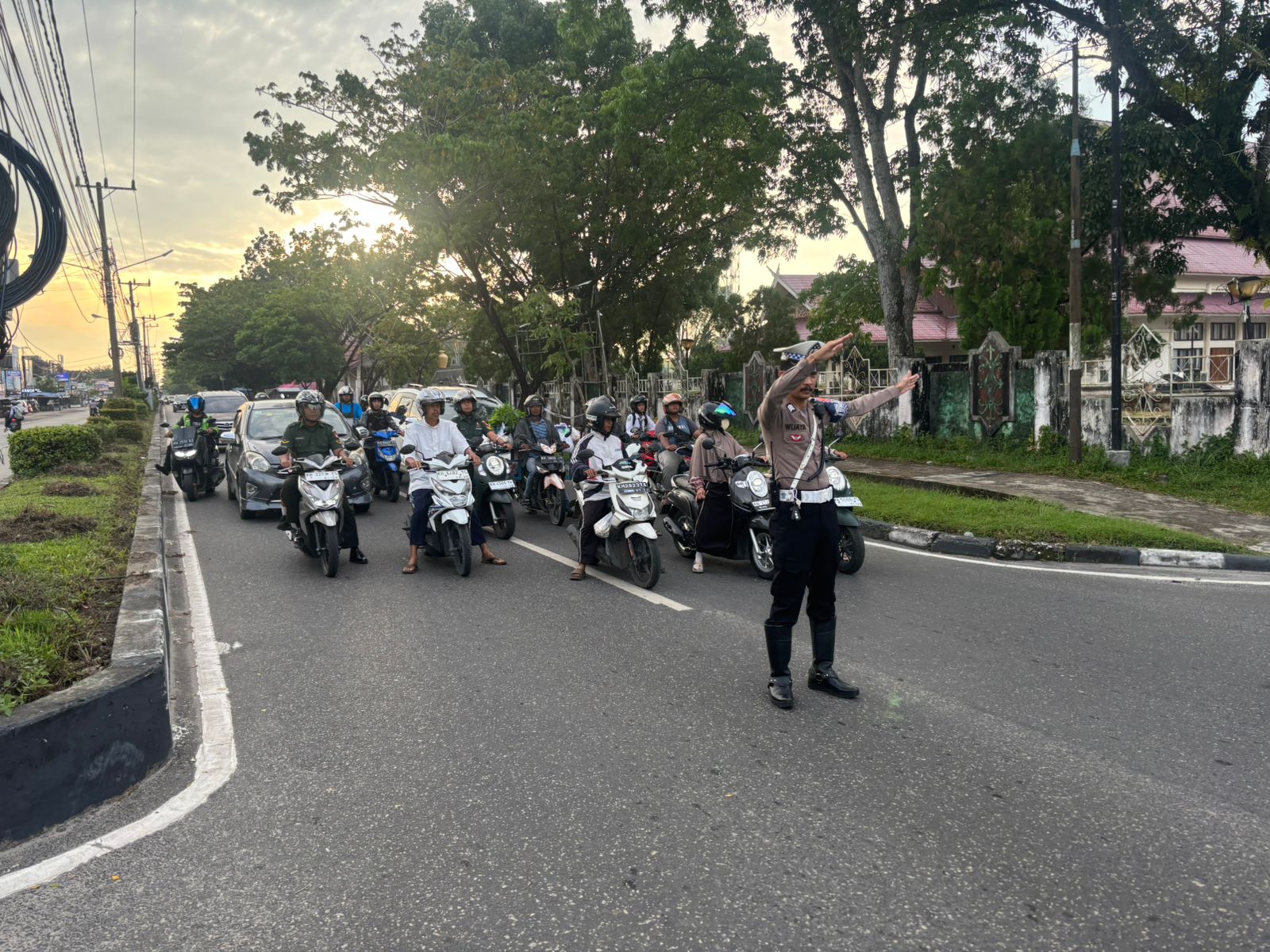 Satlantas Polresta Palangka Raya Hadir di Jam Sibuk, Laksanakan Pengaturan Lalu Lintas Pagi