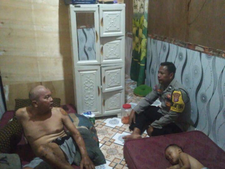 Sambangi Warga Sakit, Bhabinkamtibmas Petuk Barunai Pererat Kedekatan dengan Masyarakat