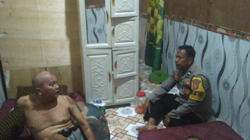 Sambangi Warga Sakit, Bhabinkamtibmas Petuk Barunai Pererat Kedekatan dengan Masyarakat