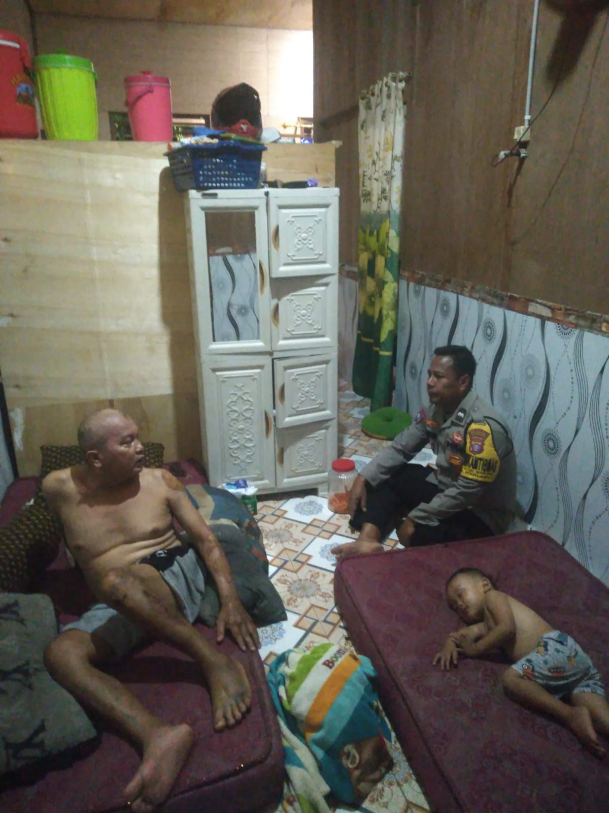 Sambangi Warga Sakit, Bhabinkamtibmas Petuk Barunai Pererat Kedekatan dengan Masyarakat