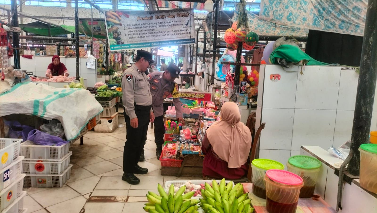 Saat Akhir Pekan, Patroli Polsek Bukit Batu Kunjungi Pasar Rakyat Tangkiling