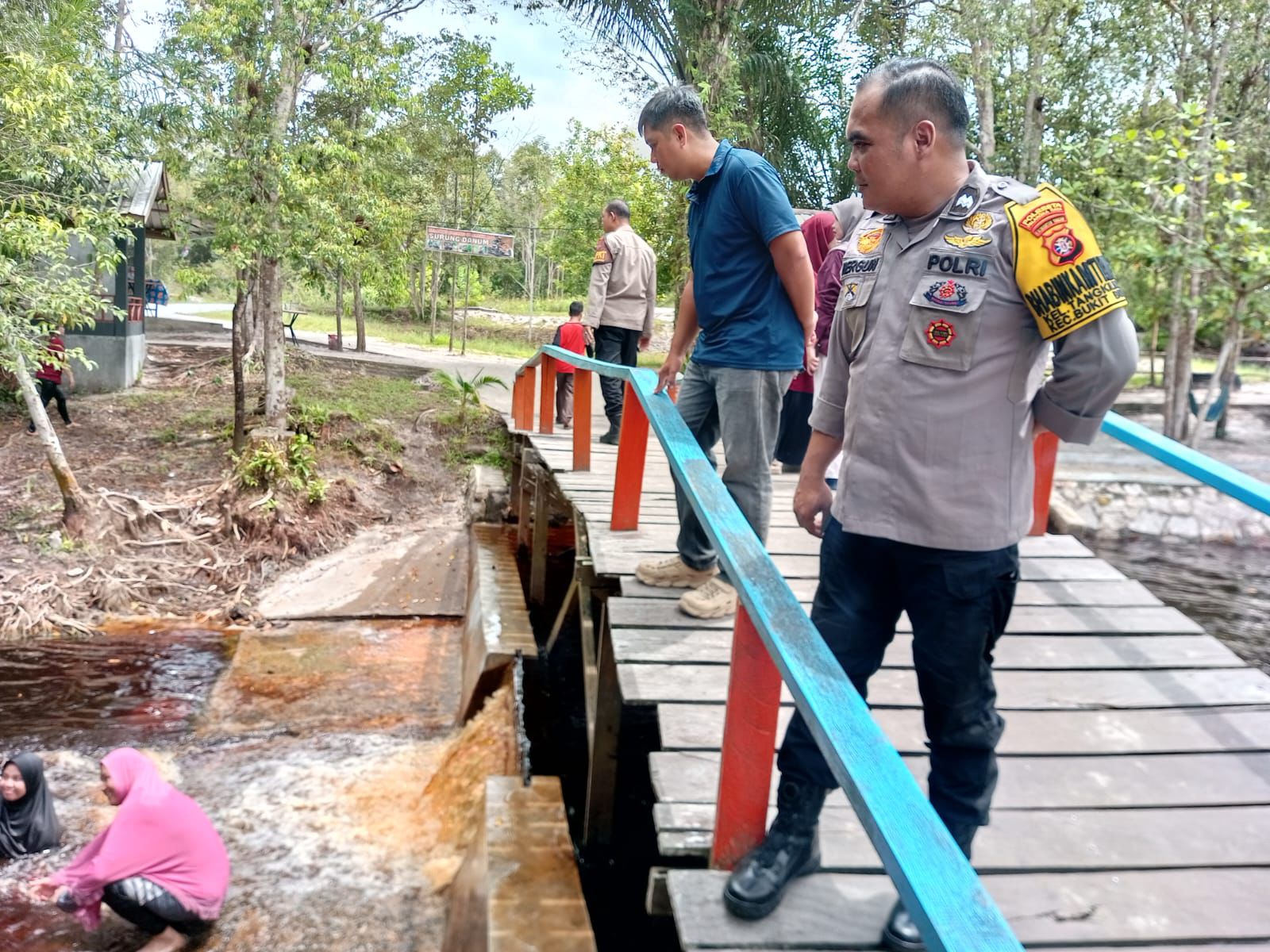 Polsek Bukit Batu Datangi Objek Wisata Surung Danum, Wujudkan Rasa Aman bagi Pengunjung