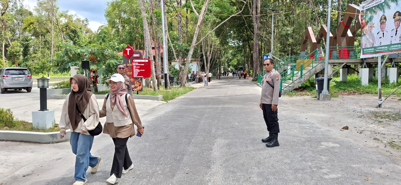 Dekati Wisatawan, Polsek Bukit Batu Hadir dan Jaga Keamanan City Forest Nyaru Menteng