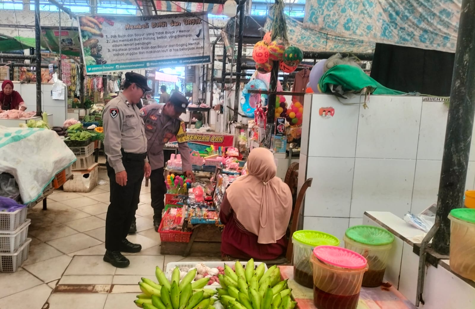Jelang Ramadhan, Patroli Polsek Bukit Batu Kunjungi Pasar Rakyat Tangkiling