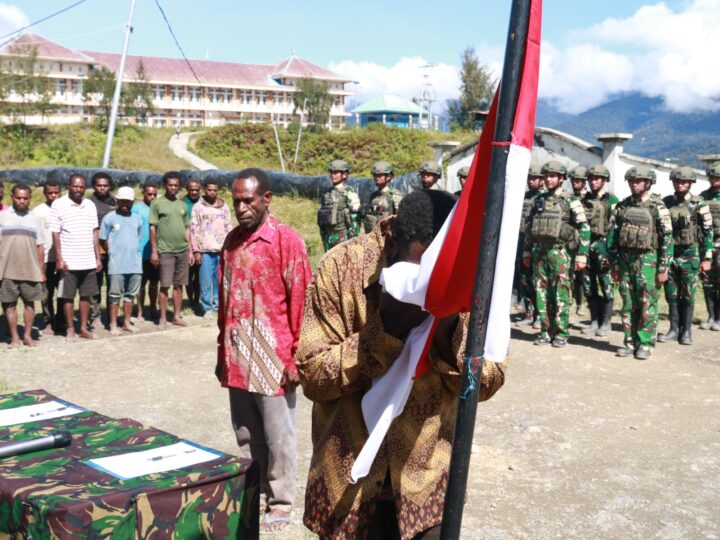 Satgas Yonif 631/Antang berhasil mengantar 2 anggota OPM Kodap VIII Intan Jaya ikrar setia kepada NKRI