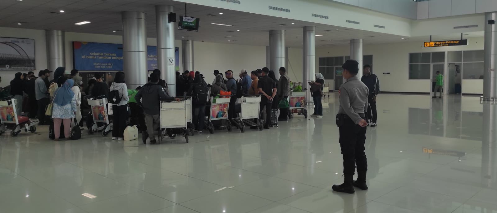Hadir di Area Bandara Tjilik Riwut, Satpamobvit Polresta Palangka Raya Berikan Rasa Aman ke Warga