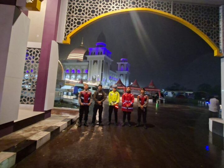 Pengamanan Tarawih di Masjid Kubah Kecubung, Personel Polresta Palangka Raya Pastikan Ibadah Aman dan Lancar