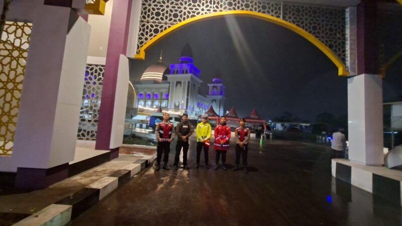 Pengamanan Tarawih di Masjid Kubah Kecubung, Personel Polresta Palangka Raya Pastikan Ibadah Aman dan Lancar