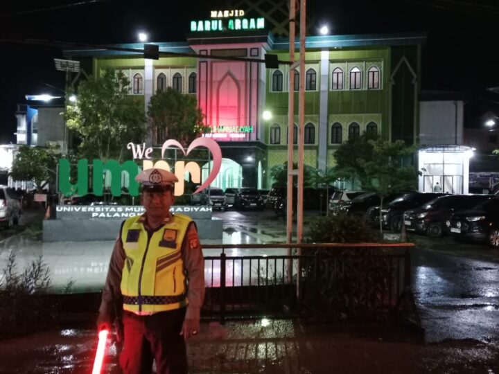 Pengamanan Tarawih di Masjid Darul Arqam, Personel Polresta Palangka Raya Pastikan Ibadah Berjalan Kondusif