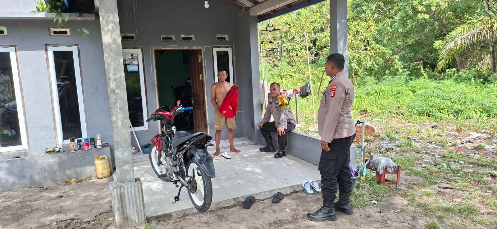 Di Tumbang Tahai, Polsek Bukit Batu Sampaikan Pesan Kamtibmas Secara Humanis